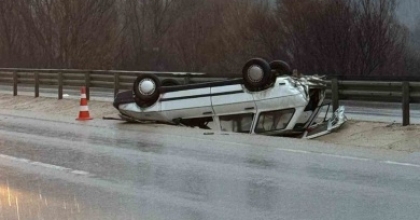 REFÜJE DEVRİLEN OTOMOBİL SÜRÜCÜSÜ YARALANDI
