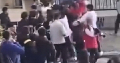 İZMİR’DE ÖĞRENCİLER BİRBİRİNE GİRDİ: SOKAK BOKS RİNGİNE DÖNDÜ
