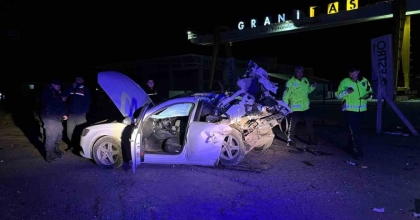 TIRA ARKADAN ÇARPAN OTOMOBİL, HURDA YIĞININA DÖNDÜ: 1 ÖLÜ, 1 AĞIR YARALI