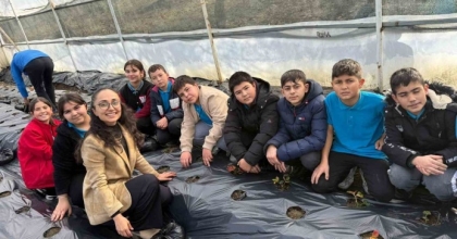 GÖRDES’TE ÇİLEKLER ENGELLİLER İÇİN YETİŞECEK
