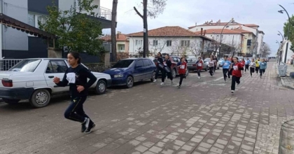 SELENDİ’DE KROS YARIŞI NEFES KESTİ
