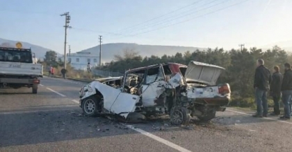 MİLAS’TA ZİNCİRLEME KAZA, TOFAŞ ARAÇ TENEKE KUTU GİBİ EZİLDİ
