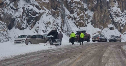 DOMANİÇ-İNEGÖL KARAYOLUNDA ÜÇ AYRI KAZA: 5 ARAÇTA MADDİ HASAR OLUŞTU

