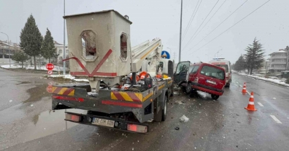 DOMANİÇ’TE TRAFİK KAZASI: 4 YARALI
