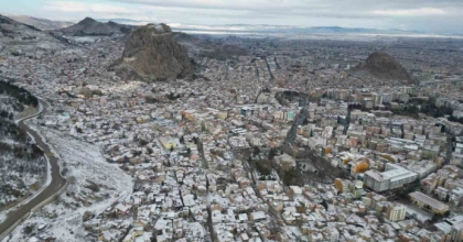 HAVA SICAKLIKLARININ DÜŞTÜĞÜ AFYONKARAHİSAR BUZ KESTİ
