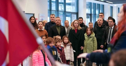 ÖZGÜR ÖZEL, FERDİ ZEYREK’İN İKİZ KIZLARINI DA OKULA GÖTÜRDÜ
