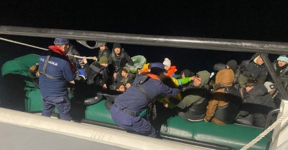 İZMİR AÇIKLARINDA 50 DÜZENSİZ GÖÇMEN YAKALANDI
