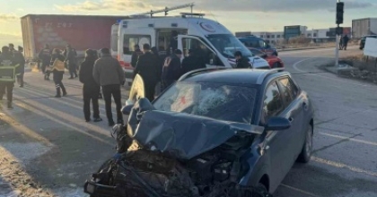 SERVİS ARACIYLA OTOMOBİL ÇARPIŞTI, 18 KİŞİ YARALANDI
