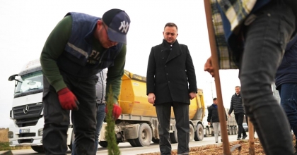 ÇİVRİL’DE PEYZAJ ÇALIŞMALARI ARALIKSIZ SÜRÜYOR