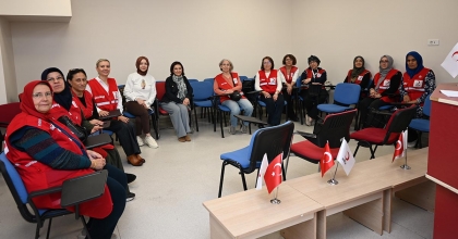 KIZILAY KADIN EKİBİNDEN LÖSEMİLİ ÇOCUKLARA MORAL ZİYARETİ