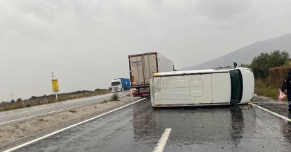 KONTROLDEN ÇIKAN MİNİBÜS DEVRİLDİ 1 YARALI