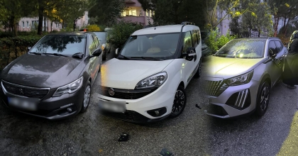 SİTEDEKİ ARAÇLARIN AYNALARINI KIRDI