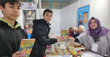 YAZAR ÖĞRETMEN KİTAP FUARINDA ÖĞRENCİLERLE BULUŞTU