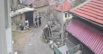 YERDE YATAN KARISININ KAFASINA TEKME ATTI