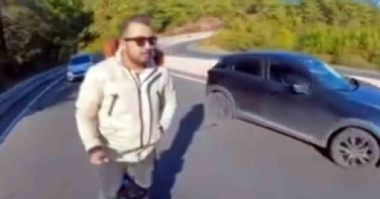 SAKAR RAMPASINDA TEK TEKER SCOOTER İLE TEHLİKELİ YOLCULUK
