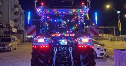 LED IŞIKLI TRAKTÖR DİKKAT ÇEKTİ
