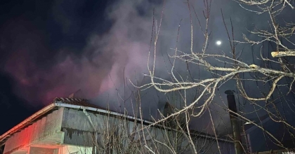 UŞAK’TA ÇATI YANGINI PANİĞE NEDEN OLDU
