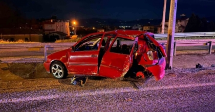 MANİSA’DA OTOMOBİL ELEKTRİK DİREĞİNE ÇARPTI: 2 ÖLÜ, 1 AĞIR YARALI
