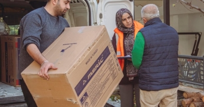 KUŞADASI BELEDİYESİ’NİN SOBA YARDIMI BAŞLADI
