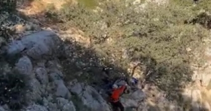 FETHİYE’DE KAYALIKLARDA MAHSUR KALAN KEÇİ KURTARILDI
