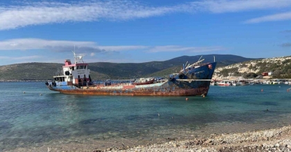 İZMİR’DE DEMİRCİLİ SAHİLİ’NDEKİ HURDA GEMİYE İNCELEME BAŞLATILDI