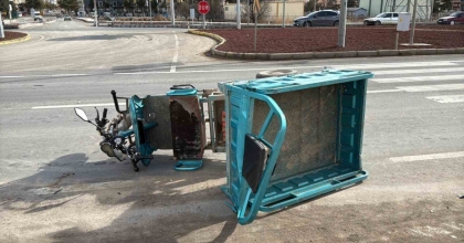 TIRIN ÇARPTIĞI MOPETTE BİR KİŞİ ÖLDÜ, 3 KİŞİ YARALANDI
