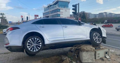 TURGUTLU’DA OTOMOBİL REFÜJE ÇIKTI: 1 YARALI
