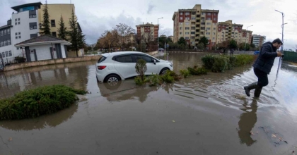 MANİSA’DA CADDE VE SOKAKLAR GÖLE DÖNDÜ, BİRÇOK NOKTAYI SU BASTI
