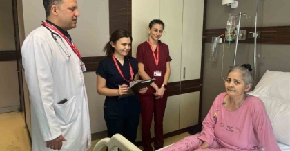 İZMİR’DE AKCİĞERİNİ KAYBEDEN HASTA KARIN DOKUSU NAKLİYLE SAĞLIĞINA KAVUŞTU