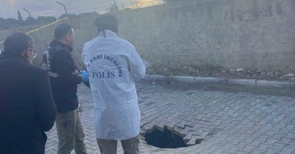 YAĞMURUN ÇÖKERTTİĞİ YOLDA İNSAN KEMİKLERİ BULUNDU
