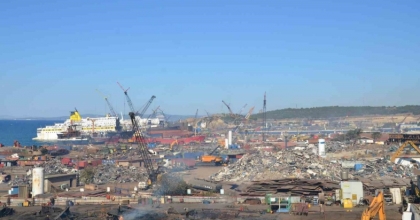 ALİAĞA GEMİ SÖKÜM BÖLGESİ’NDE İŞ KAZASI: 1 İŞÇİ HAYATINI KAYBETTİ
