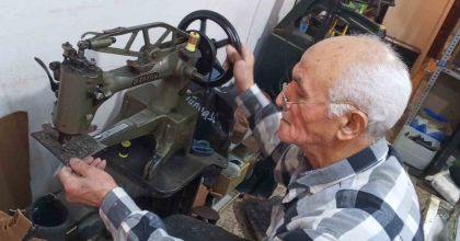 İZMİR’DE 60 YILLIK AYAKKABI USTASI TEKNOLOJİYE KARŞI DİRENİYOR