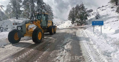 MUĞLA’DA KARLA MÜCADELE ARALIKSIZ DEVAM EDİYOR