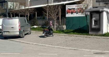İZMİR’DE BANKA ARACINDAN YÜKLÜ MİKTARDA VURGUN