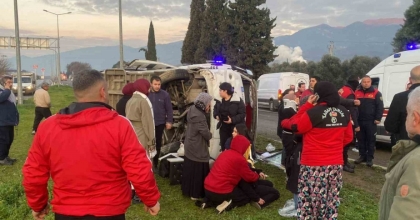 PORTAKAL İŞÇİLERİNİ TAŞIYAN MİNİBÜS DEVRİLDİ: 16 YARALI
