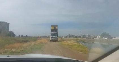 HEM KAÇAK MOLOZ DÖKTÜ, HEM EHLİYETSİZ, HEM DE POLİSE DİRENDİ