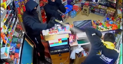 MARKET SAHİBİNE DEHŞETİ YAŞATAN GASPÇILARI POLİS KISKIVRAK YAKALADI
