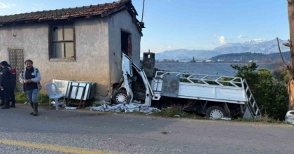 KONTROLDEN ÇIKAN KAMYONET EVE ÇARPTI: 1 ÖLÜ
