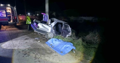 MANİSA’DA OTOMOBİL ELEKTRİK DİREĞİNE ÇARPTI: 1 ÖLÜ, 2 YARALI
