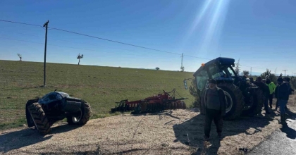 KAMYONETLE ÇARPIŞAN TRAKTÖR İKİYE BÖLÜNDÜ