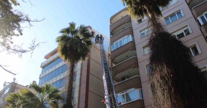 RÜZGAR BİNANIN CEPHESİNİ SÖKTÜ, FACİA KIL PAYI ATLATILDI
