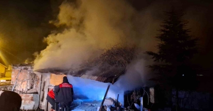 KURSUN ODUNLUK DEPOSUNDA ÇIKAN YANGIN KORKUTTU
