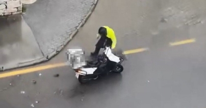 DUYARLI MOTOKURYE SU MAZGALINDA BİRİKEN ÇÖPLERİ TEMİZLEDİ
