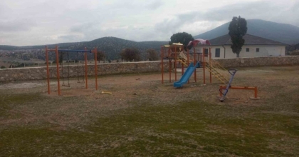 ÇOCUKLARIN OKULA OYUN PARKI TALEBİ YERİNE GETİRİLDİ

