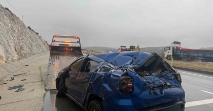 HURDAYA DÖNEN ARAÇTA ŞANS ESERİ KAZAYI YARALI ATLATTI
