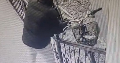 KÜTAHYA’DA GÜNDÜZ VAKTİ BİSİKLET HIRSIZLIĞI KAMERADA
