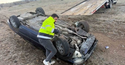 ŞARAMPOLE DEVRİLEN OTOMOBİLDE 2 KİŞİ YARALANDI
