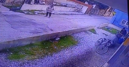 ÇOCUKLARIN GÖZÜ ÖNÜNDE KÖPEĞİ KATLETTİ
