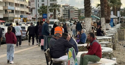 FIRTINA SONRASI KUŞADASI’NDA GÜNEŞ YÜZÜNÜ GÖSTERDİ, SAHİLLER ŞENLENDİ
