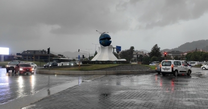 MARMARİS’TE ŞİDDETLİ FIRTINA VE SAĞANAK YAĞIŞ ETKİLİ OLUYOR
